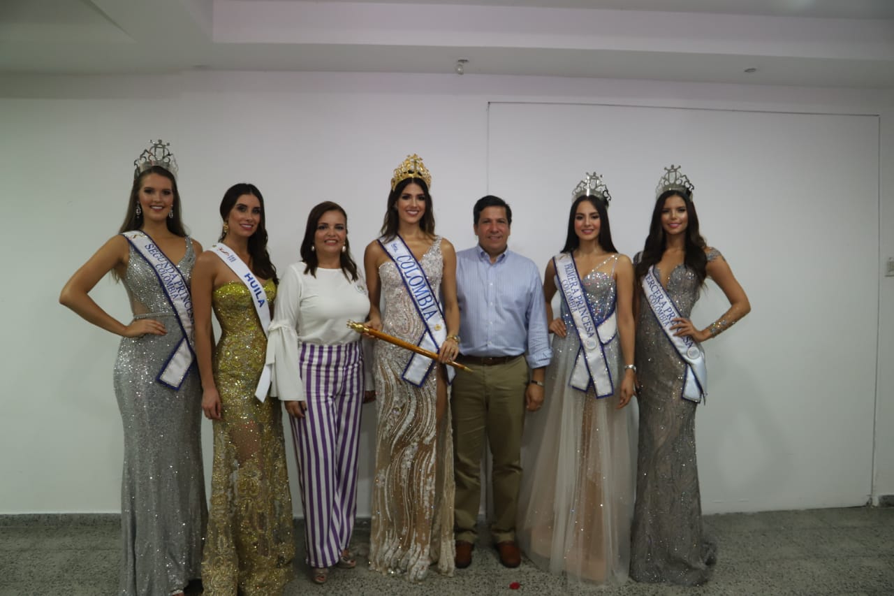 El mandatario junto a la corte real.